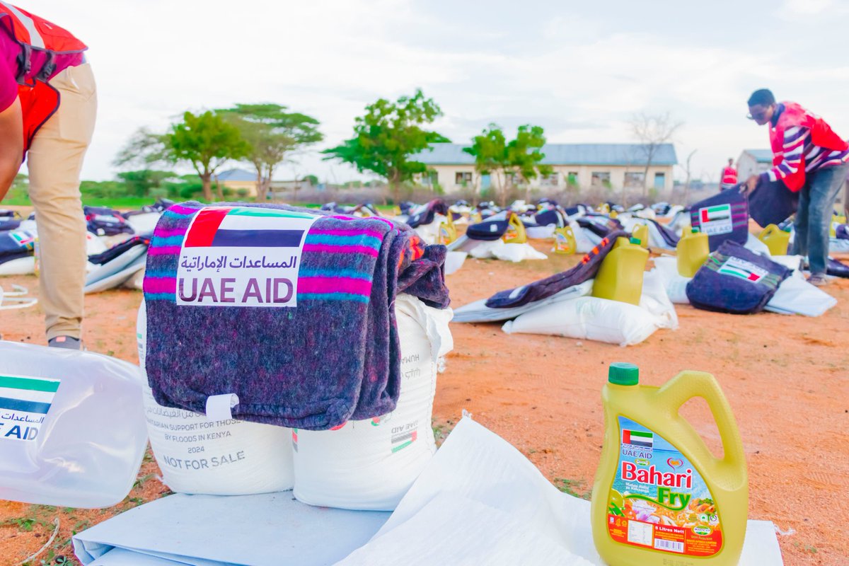 ElhajiMahat's tweet photo. Despite the challenges posed by the recent heavy downpours in @Garissa, @KenyaRedCross Garissa branch had successfully reached 665 households in #Lagdera, #Balambala, and #BuraEast sub-counties with @UAEAid-funded assorted food and non-food items. https://t.co/jxK0ovtoL7
