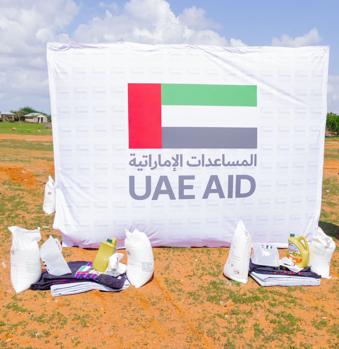 ElhajiMahat's tweet photo. Despite the challenges posed by the recent heavy downpours in @Garissa, @KenyaRedCross Garissa branch had successfully reached 665 households in #Lagdera, #Balambala, and #BuraEast sub-counties with @UAEAid-funded assorted food and non-food items. https://t.co/jxK0ovtoL7
