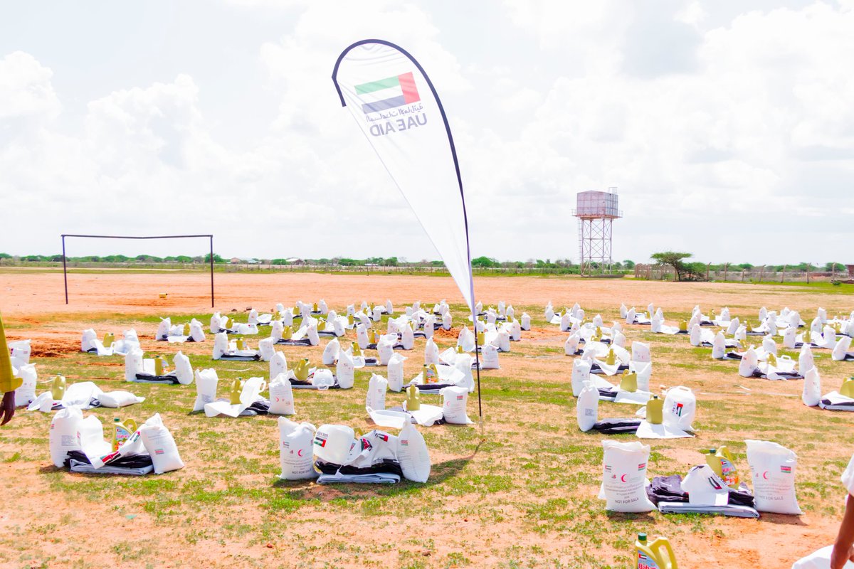 ElhajiMahat's tweet photo. Despite the challenges posed by the recent heavy downpours in @Garissa, @KenyaRedCross Garissa branch had successfully reached 665 households in #Lagdera, #Balambala, and #BuraEast sub-counties with @UAEAid-funded assorted food and non-food items. https://t.co/jxK0ovtoL7