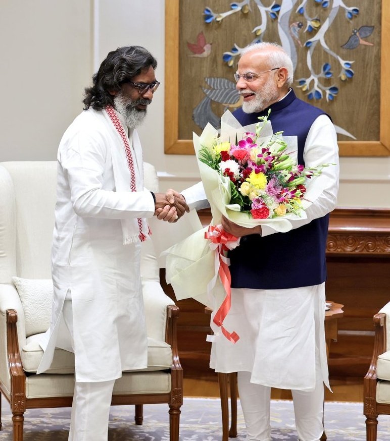 Nikhilkr985's tweet photo. झारखंडियों मूलवासियों को दबाने के लिए मोदी जी और उनकी पार्टी भाजपा ने जी जान लगा दिया।
भाजपा का ऑफर स्वीकार नहीं करने पर झूठा आरोप लगाकर हेमन्त जी को जेल भेजा गया। केंद्रीय जांच एजेंसियों द्वारा परेशान करवाया।
सोशल मीडिया पर भाजपा ने करोड़ों रुपए खर्च किए ताकि हेमन्त जी को बदनाम किया जाए।
मोदी जी को नहीं पता था एक-एक झारखण्डी के भीतर हेमन्त सोरेन बसा है।💚🏹
सारा साज़िश नाकाम हुआ अंततः सत्य की जीत हुई।
सत्य, झूठ और जुमला के आगे सीना ताने खड़ा है।
जेल का जवाब जीत से मिल गया।
शेरदिल सोरेन जिंदाबाद!🦁
भाजपा को ऐसी हार मिली, ऐसा आंकड़ा प्राप्त हुआ कि 5 साल सरकार बनाने का सपना भी नहीं देख सकता।