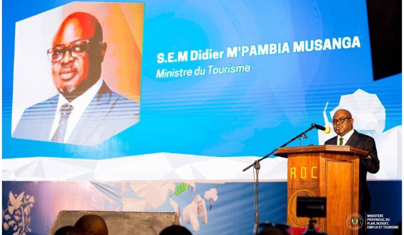 pepele_news's tweet photo. BON RÉVEIL À TOUS ! ⏰ Bienvenue sur Pepele news. À LA UNE DE CE MATIN EN RDC. 

📌 PRÉSIDENCE : Le Chef de l’État, a entamé depuis mardi, une visité d'itinérance de 4 jours dans la province du #Tanganyika.

🔖 Révision ou Changement de la Constitution: A #Kalemie, le Chef de l'Etat tranche pour le changement. "Au moment venu, le dernier mot vous reviendra" dixit Félix Tshisekedi à la population lors de son meeting. 

🔖 Le Chef de l'État, a également déclaré que la RDC est confrontée à des ennemis, tant à l'intérieur qu'à l'extérieur du pays, qui visent à déstabiliser le pays. "Le Grand #Katanga, et plus particulièrement le Tanganyika, est une des régions ciblées". Pour contrer ces menaces, le PR. Tshisekedi a annoncé le déploiement imminent d'une ou deux brigades des #FARDC (Forces armées de la République démocratique du Congo) dans la province.

📌 TOURISME EN RDC : Ouverture mardi, 26/11/24 de la 4ème édition de la Semaine du Tourisme en #RDC, par le Ministre Didier M’Pambia au Palais du Peuple. 

📌 HANDBALL 🤾 : #KINSHASA accueille ce jour, la 26ème édition de la Coupe d'Afrique des Nations séniors dames de Handball. Les Léopards Dames affronteront l'Ouganda pour cette première rencontre, à partir de 18H au Gymnase du Stade des Martyrs. @pepele_news