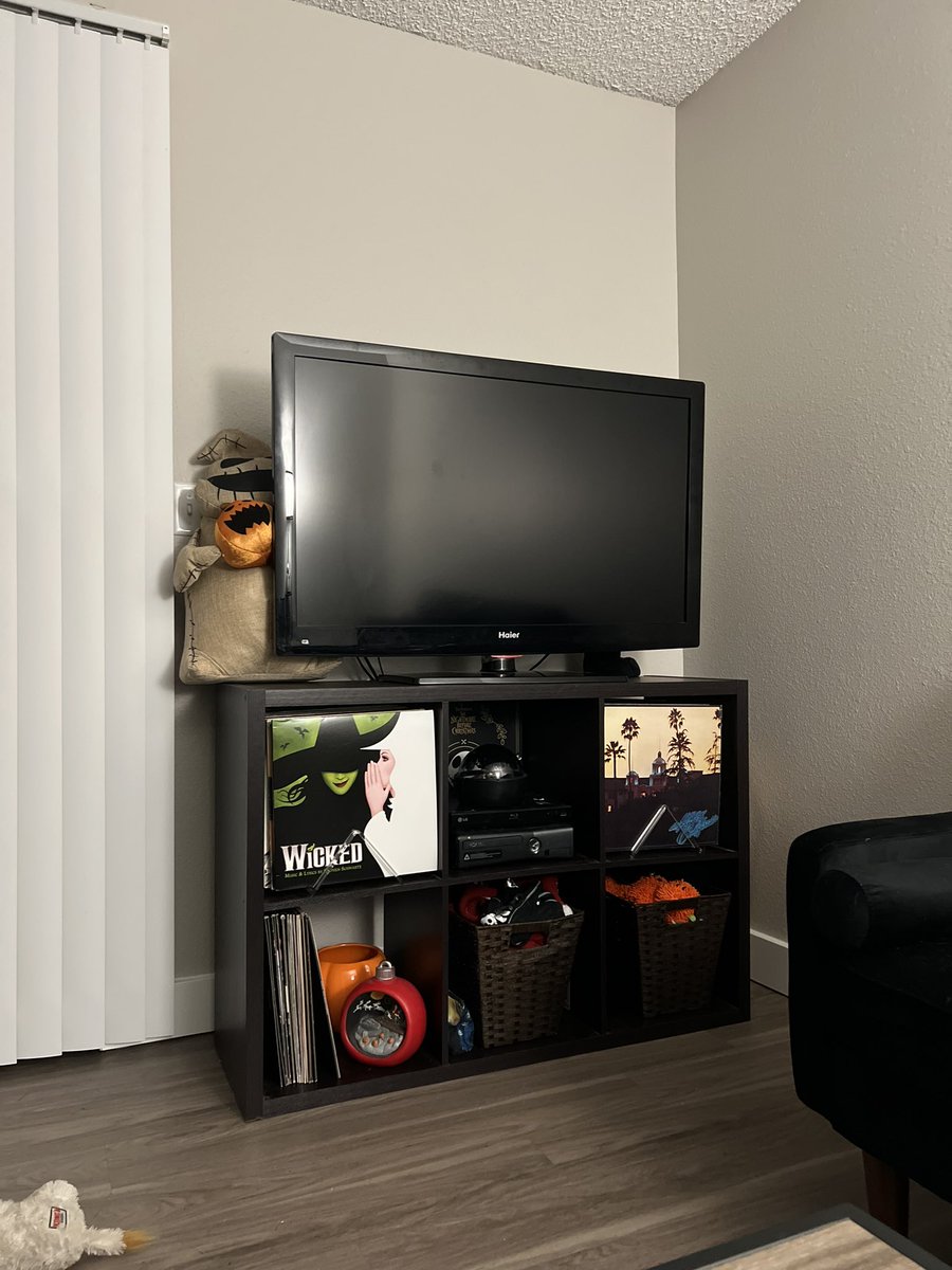 c2cosmeticsxo's tweet photo. my new place is turning out so cute https://t.co/UgPbuR4ejn