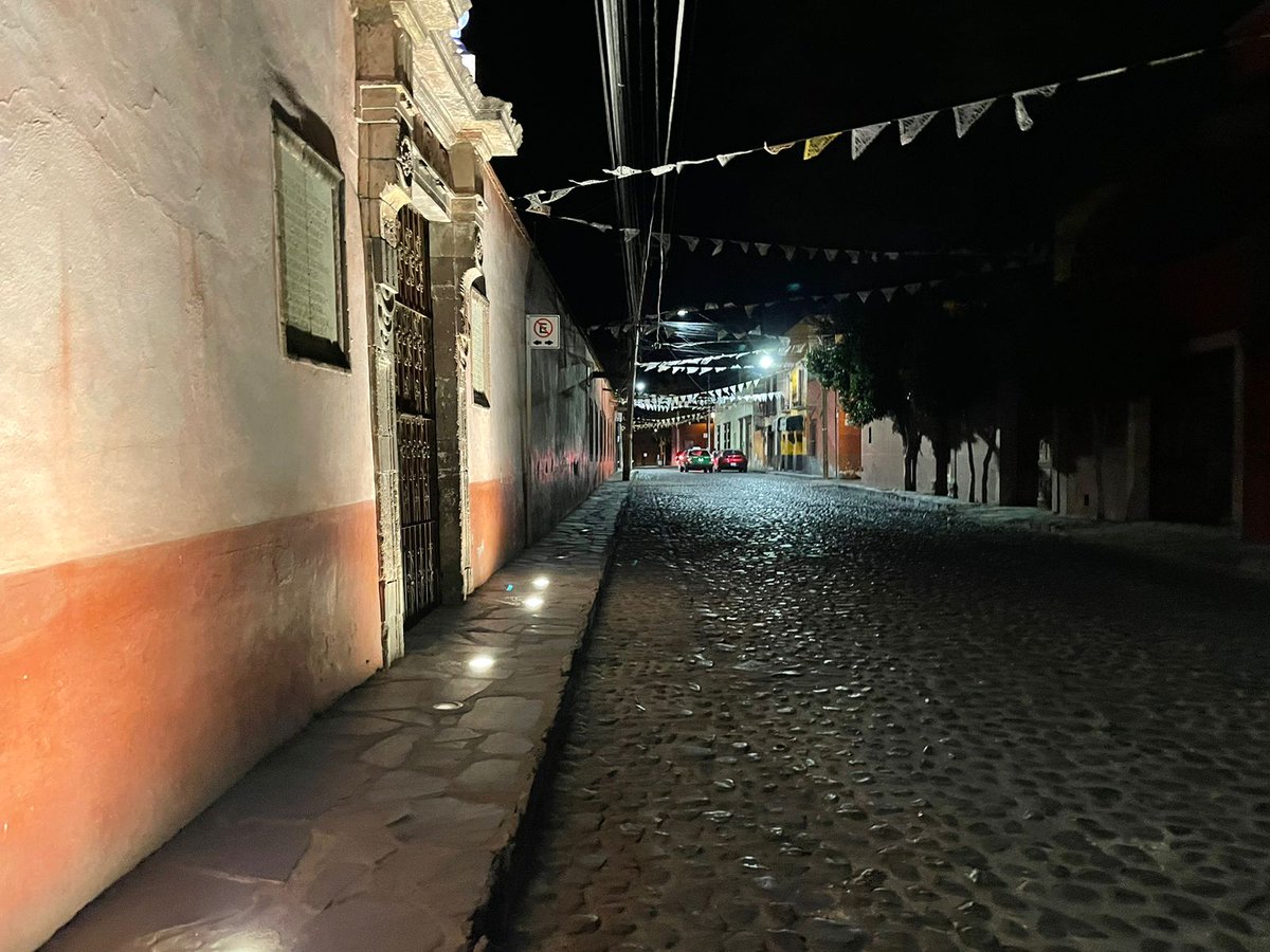 NewsSanmiguel's tweet image. 🌙❄️ #BUENASNOCHES San Miguel de Allende ❄️🌙El frío ya se siente en nuestra hermosa ciudad 🏙️✨. No olvides abrigarte bien y disfrutar de una noche tranquila bajo el cielo sanmiguelense. 🌌🧣
💤 ¡Descansa y sueña bonito! 🐾✨
#SanMiguelDeAllende #climafrio