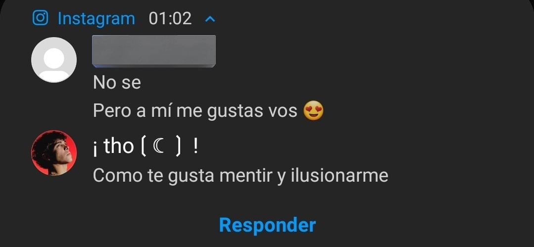 QUIERO QUITARME ESTE AMOR DE LA CABEZA Y ESTE TONTO CORAZÓN NO ME LO DEJAA
ME TIENE TAN ENCARCELADO, LO ESCUCHO COMO SI ME HABLARA
Y NO LO PUEDO OLVIDAR
Y NO LO PUEDO OLVIDAR
DIGANLE QUE SIGO ENAMORADA
CUENTENLE QUE ME HACE TANTA FALTA 
NO LO PUEDO BORRAR DE MÍ VIDA AUNQUE QUIERA