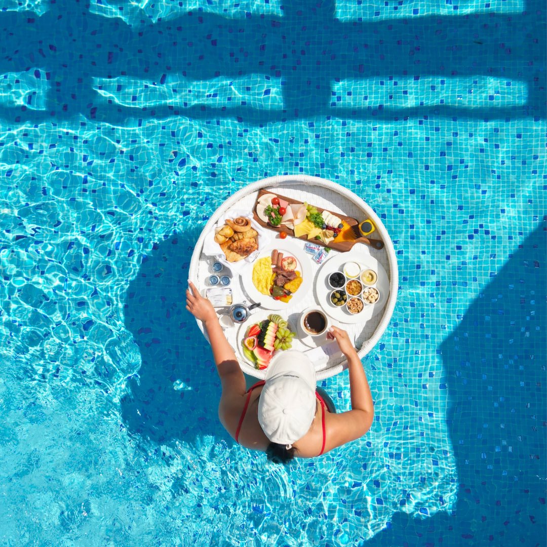 SimaismaResort's tweet photo. Float into bliss: Savor a floating breakfast in the comfort of your own private pool!

Prior booking is required, call us at 44799576/44799555

تمتع بتجربة فريدة من نوعها : استمتع بوجبة طعام فاخرة في مسبحك الخاص عليك الحجز مسبقا على 44799576/44799555 https://t.co/AeCuINu8Mn
