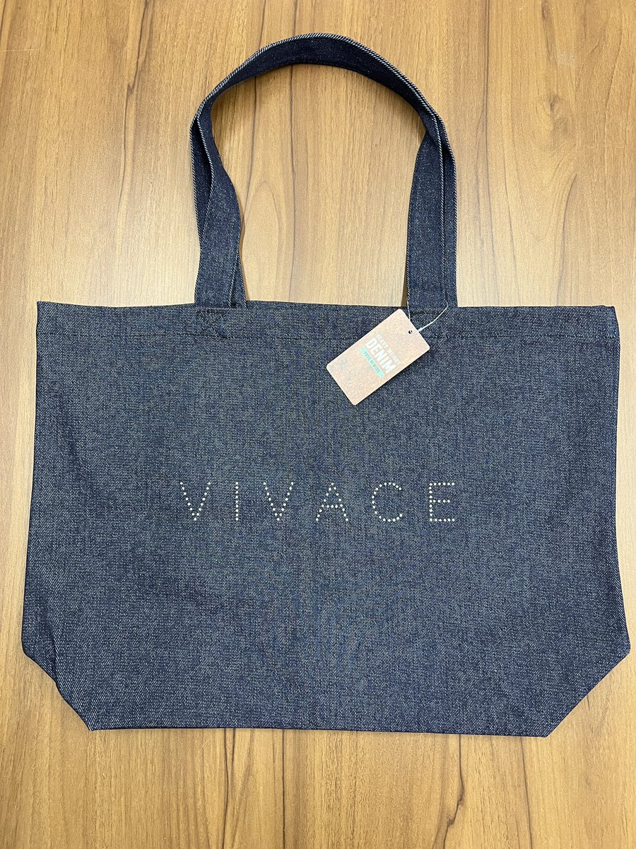 VIVACE_info's tweet photo. ワンマングッズ入荷しました‼️

VIVACE×Championパーカー
(M,L,XL)
¥6,500-

マダミツカラナイトートバッグ
(平置きW450×H320×D130mm)
¥3,500-

桧製KANPAI枡
(1合)
¥1,500- https://t.co/xziDMlRz5v