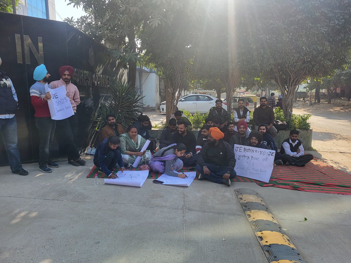 gilllucky010's tweet photo. Dharna Day 2

PSSSB ADVERTISEMENT 10/2023 ( JUNIOR ENGINEER)
SELECTED CANDIDATES WAITING FOR JOINING FROM MORE THAN 9 MONTHS! 
#AppealToPSSSB
#Release_Psssb_JE_Result
@BhagwantMann @AamAadmiParty @AAPPunjab @PBGurpreetKaur
@Gulab_kataria @GurmeetKhudian @CMOPbIndia https://t.co/xYbOU9ZSfd