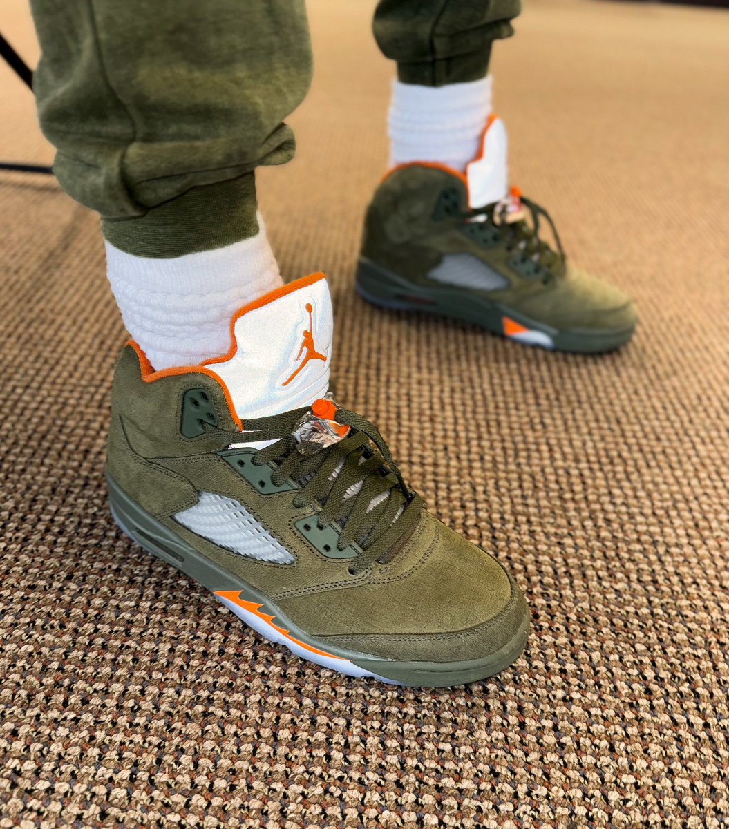JustFreshKicks's tweet photo. Air Jordan 5 Retro 'Olive' on sale for $159.98 + shipping 🫒

https://t.co/u2j4CQsNlI https://t.co/qHO1ChO8TK