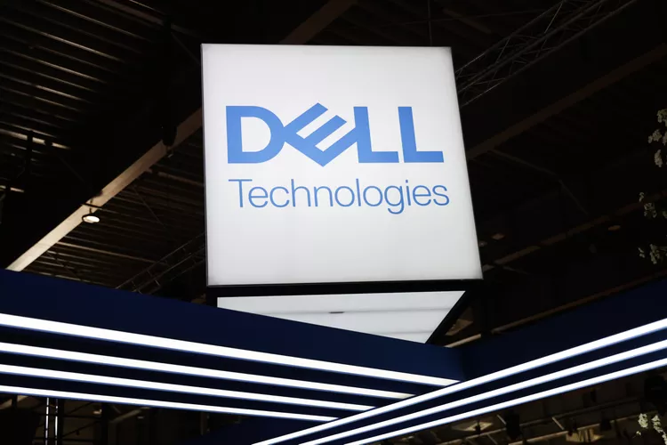 Dell Technologies (DELL) reported Q3 earnings with $24.4B revenue (up 10% YoY), but missed expectations, causing a 6% drop in after-hours trading. 📉 Still up 85% YTD! Can AI demand drive a comeback? 💡 
#Dell #StockMarket #Investing