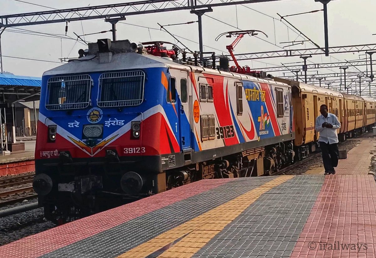 Beautiful Livery !
In Frame Erode WAP-7 39123 powering 16614 Coimbatore - Rajkot Weekly Express 
22 November 2024
. 
#irailways #IndianRailways #coimbatore #rajkot #erode #wap7 #39123 #beautiful #beauty 
<a href="/GMSRailway/">Southern Railway</a>