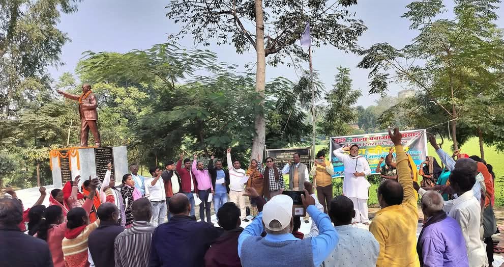 WHH_India's tweet image. On 26th November, SGVK organized a Jan Choupal in Daltonganj to honor our Constitution and address water security in Palamu. Part of the River Rejuvenation Campaign, it showcased grassroots democracy in action.
#SambidhanDiwas #ConstitutionDay #WaterSecurity #RiverRejuvenation