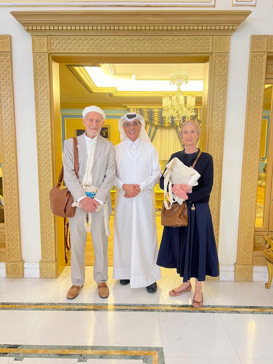 التصوير هو الفن الذي بعين المصور يجعل الأشياء تبدو أكثر جمالا،،
،،الفنان يجب أن يكون دائما مستعدا للتعلم ''
                     #بيتر_ساندرز 

#مجلس_الثلاثاء 2020/11/26 لم يخل من مفاجآت سارة
اذ بالإضافة الى رواد المجلس الدائمين 
سعدنا بأصدقاء من فلسطين 🇵🇸 الشاعر والاعلامي مصطفى