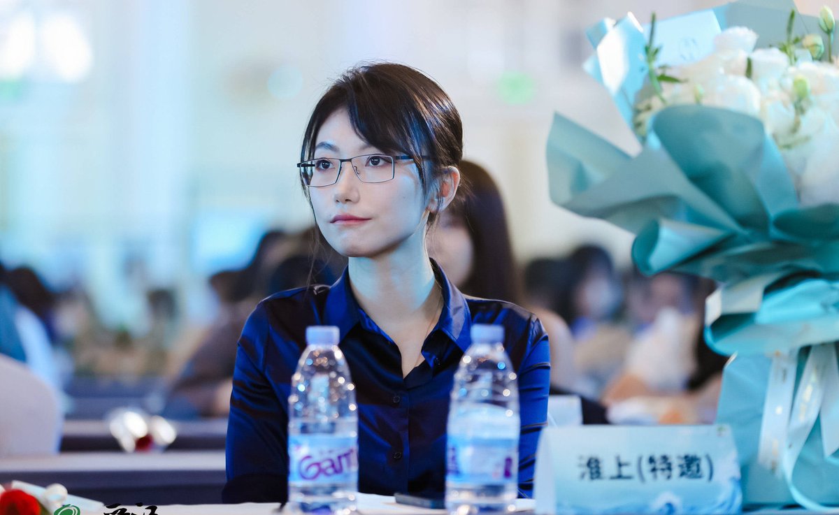 มุง เพิ่งเคยเหน แต่หวายซ่างรูปนี้เหมือนผบ.ตร.ที่กำลังนั่งโต๊ะแถลงข่าวเรื่องปราบปรามแก๊งยาเสพติดข้ามชาติมาก 5555555555555