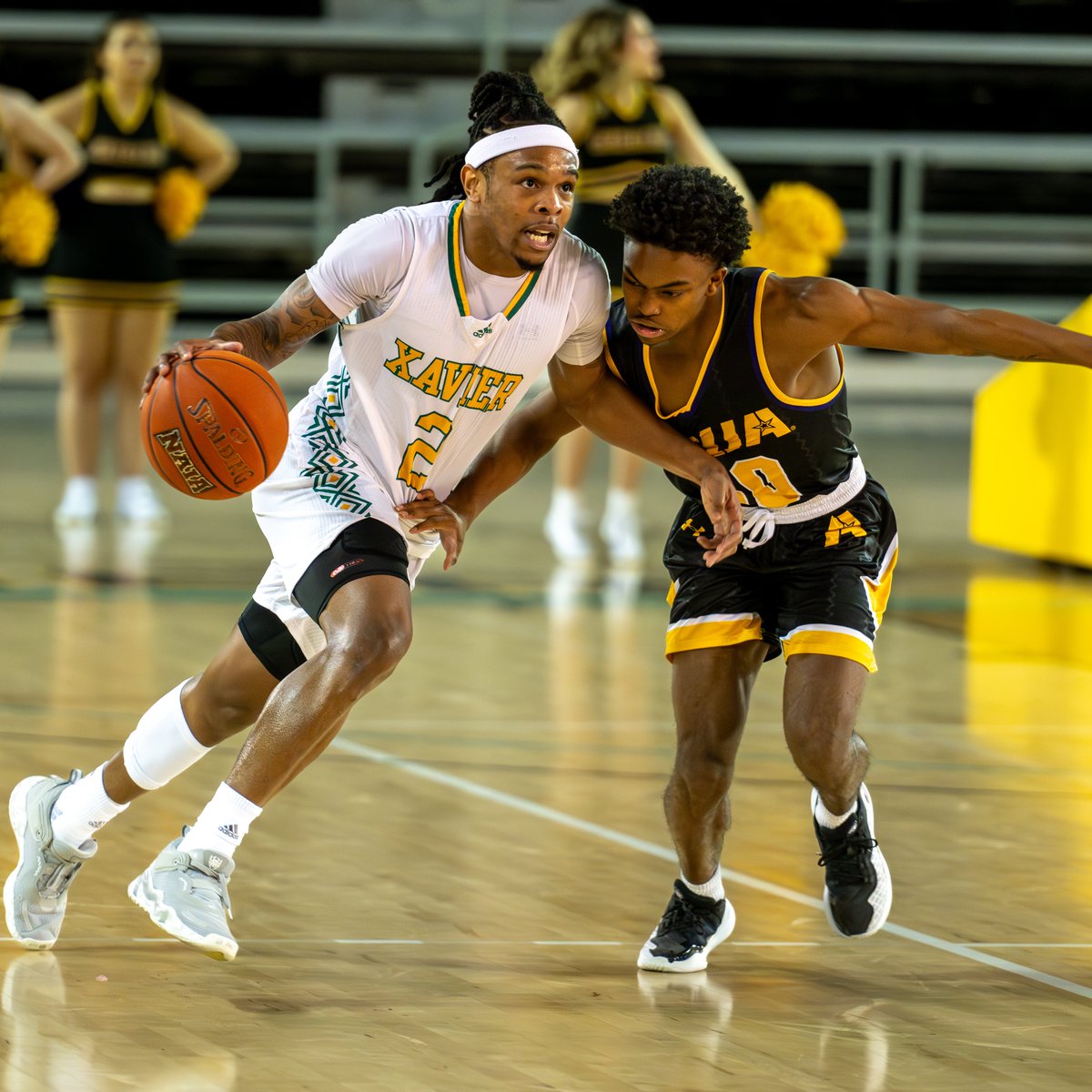 Men's basketball won its fifth straight, 89-72 against #NAIA No. 6 #LSUA. Season highs of 24 points for James Weathers and 15 points for Omarion Bodrick. Seviuhn Turner had 13 points, eight rebounds, seven assists and four blocks. Happy Thanksgiving!
#TeamGold
<a href="/labball/">LABC</a>