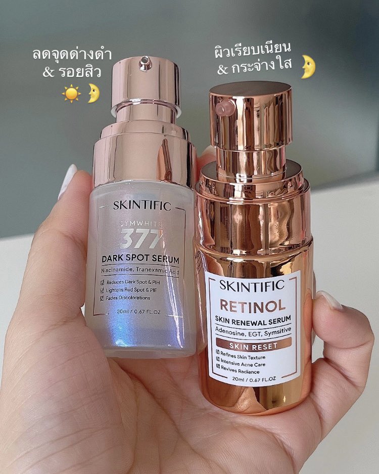 อีก 2 ตัวช่วยในรูทีนลดจุดด่างดำ+ปรับผิวใสเร็วคือคู่นี้ SKINTIFIC dark spot & retinol renewal serum รอยสิวจางผิวเกลี้ยงขึ้นในราคาหลักร้อย ผิวเป็นสิวใช้แล้วไม่ดันสิว🫶🏻 ผิวไม่แห้งไม่ระคายเคืองใดๆ เลย อ่อนโยนมาก 

ตัวแรก🌤️🌛เซรั่ม dark spot มีส่วนผสมยับยั้งการสร้างเม็ดสีเมลานินคือSymWhite377 และ Niacinamide ได้เรื่องผิวแข็งแรง & ซ่อมแซมผิวเป็นสิว ช่วยปลอบประโลมพร้อมลดการอักเสบ ถึงว่ารอยสิวจางไวดีขึ้นได้ใน 2 วีค

ใช้คู่🌛เซรั่ม retinol renewal สกัดจากเรตินอลบริสุทธิ์ 0.1% ผลัดผิวอ่อนๆ ให้เรียบเนียน และกระจ่างใส ผิวดูเกลี้ยงขึ้น เป็นเรตินอลที่ช่วยลดการเกิดสิวได้ สำหรับมือใหม่หรือผิวแพ้ง่าย ให้ใช้ 2-3 วัน/สัปดาห์ทาแค่กลางคืนนะคะ อีกทั้งช่วยเรื่องริ้วรอยตื้นๆ ใน1-2 เดือนแรกด้วย ขึ้นอยู่กับสภาพผิวแต่ละบุคคล
