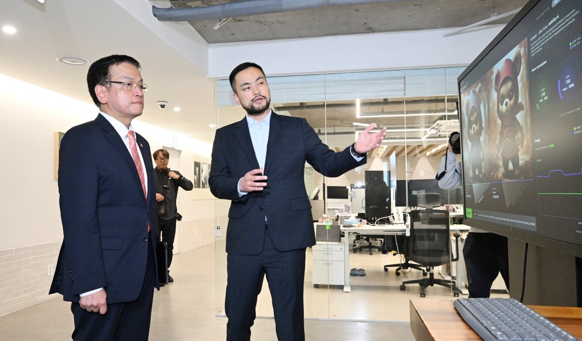 On November 27, Deputy Prime Minister Choi Sang-mok visited a local artificial intelligence (AI) chipmaking startup Rebellions to tour its AI chip design and development facilities and listen to voices of industry insiders.