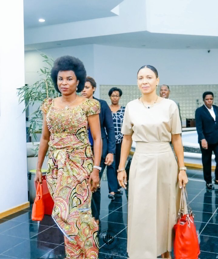 NKUNZIMANA Joseph (@nkunzimana98301) on Twitter photo Aho uzoja hose, uko uzongana kwose, uzokwame witwararika imico n'akaranga k'igihugu. Mu #Burundi nico gihugu muri Afrika, abigeme n'abapfasoni bambara bakikwiza bakanagira n'indero Runtu. Dushimire SE <a href="/Burundi1stLady/">Angeline Ndayishimiye Ndayubaha</a> we yama yaduhaye akarorero keza ko gukurikiza mu nyambaro. Aho uzoja hose, uko uzongana kwose, uzokwame witwararika imico n'akaranga k'igihugu. Mu #Burundi nico gihugu muri Afrika, abigeme n'abapfasoni bambara bakikwiza bakanagira n'indero Runtu. Dushimire SE <a href="/Burundi1stLady/">Angeline Ndayishimiye Ndayubaha</a> we yama yaduhaye akarorero keza ko gukurikiza mu nyambaro.