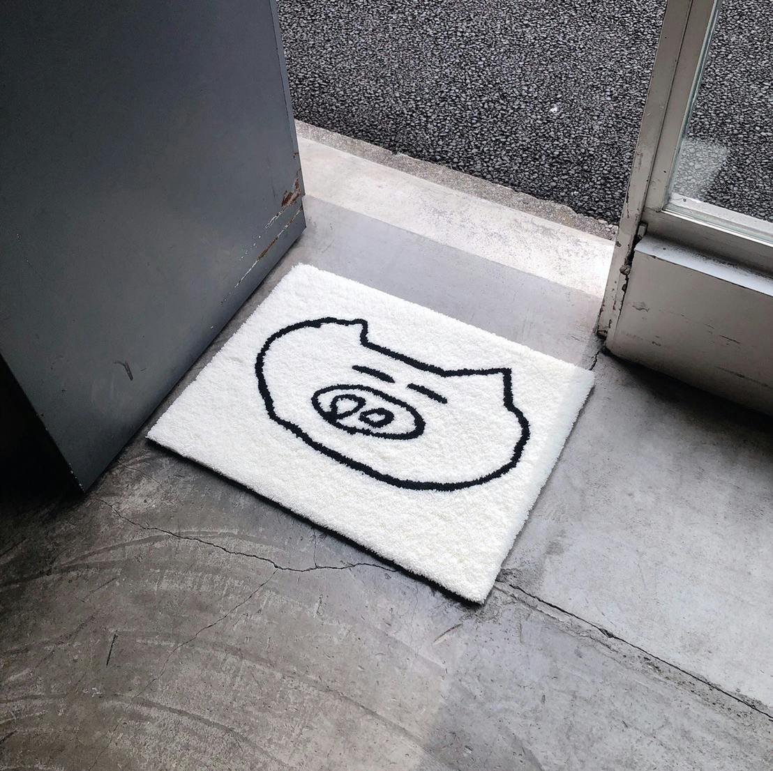 OILbyBT's tweet photo. 平山昌尚(@MasanaoHirayama)のフットラグが、VOILLDから出品されています。
https://t.co/HkE3SlrSSt
'PIG' FOOT RUG
https://t.co/kDLzaAJvWM
#平山昌尚 #MasanaoHirayama #VOILLD #OILby美術手帖 #art #contemporaryart #rug https://t.co/MpYVhyVuKm