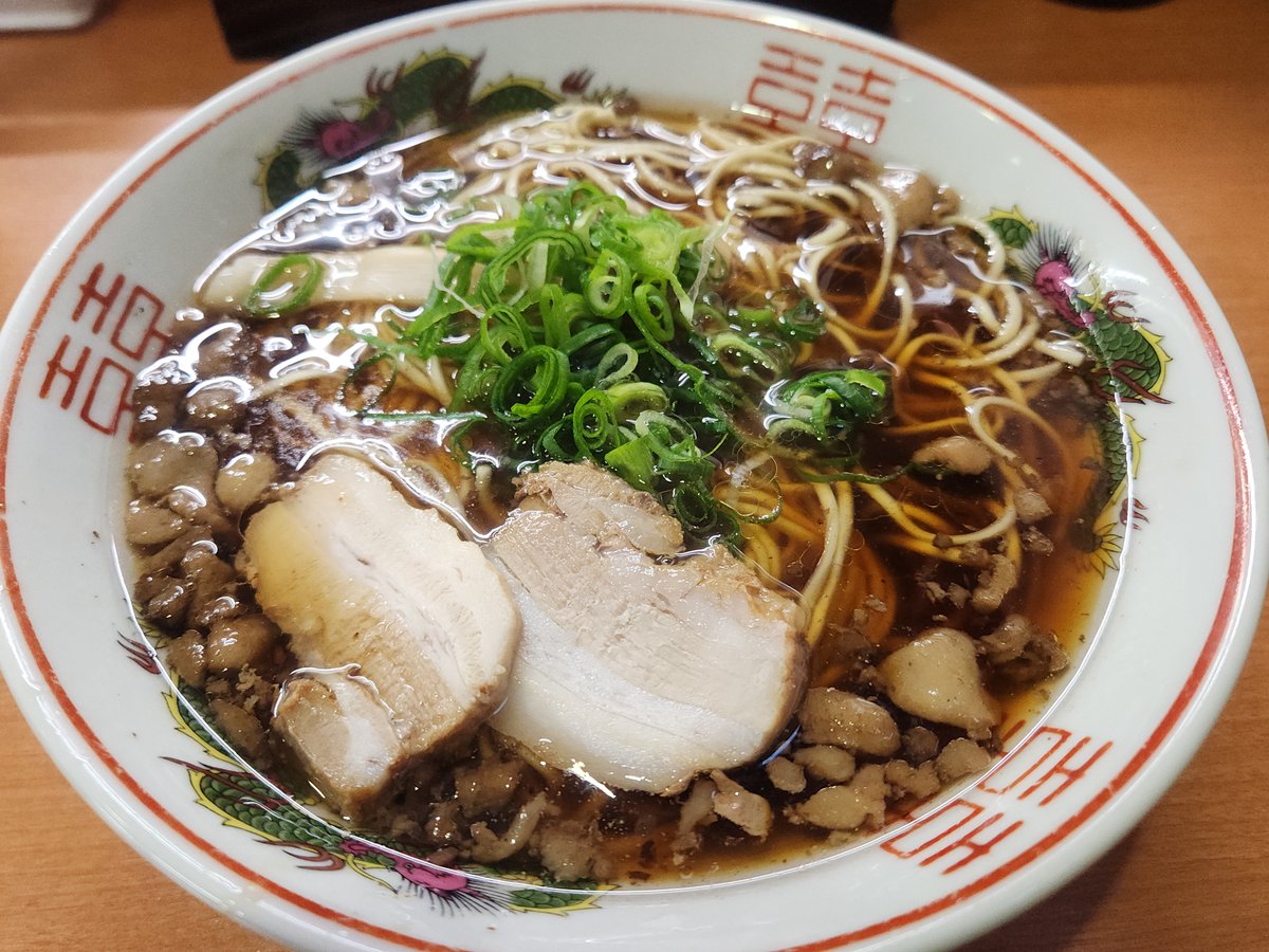 Suikyo2015's tweet photo. 尾道ラーメン 暁(広島市）
チャーハンセット
広島市内の尾道系。鶏のスープに豚の背脂が浮いているのが家系の真逆。サイコロ状の背脂を噛むとジュワッと染み出る旨味を残しつつ醤油味のスープをツルシコ細麺に麺に絡ませると官能的な味わい。チャーハンのお味はラーメンのスープにシンクロする塩梅。 https://t.co/xByRwSlUKE