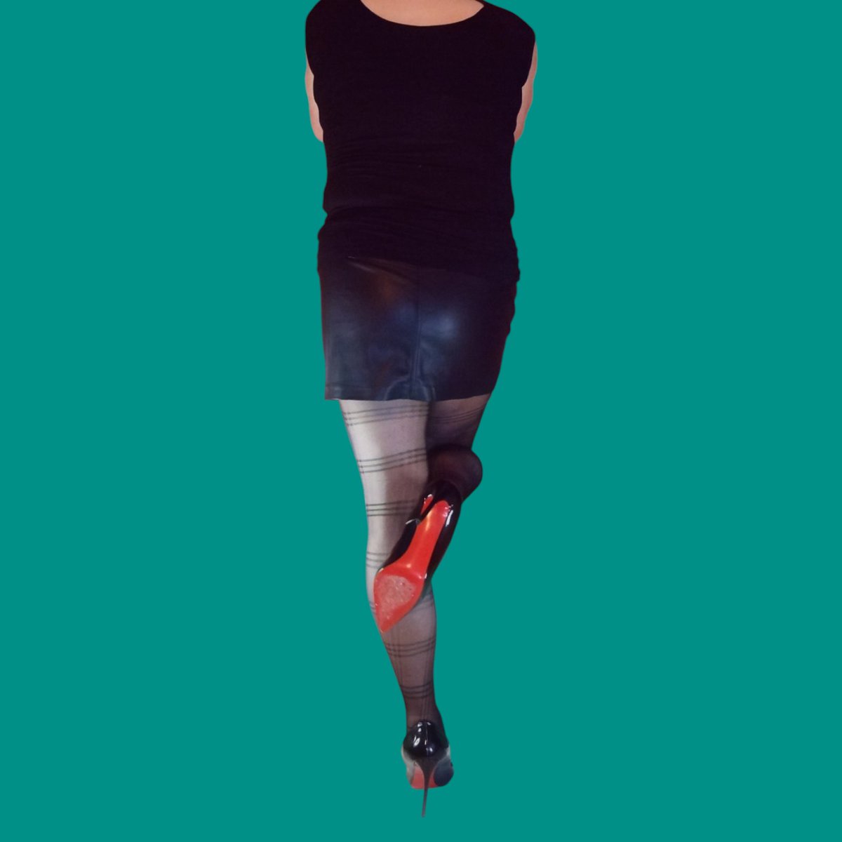 12_centimetres's tweet photo. #top
#topnoir
#collants
#collantsfantaises
#tartan
#sansculotte
#sansstring
#cagedechasteté
#jupeencuir
#escarpins
#semellerouge
#12cm https://t.co/7g4GdMnNLh