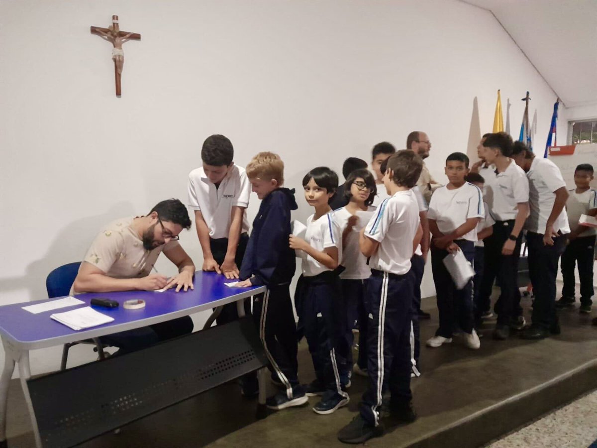 superamit's tweet image. Federico, one of our customer service reps at Sudowrite, writes children&apos;s books based on Colombian folklore.

He just did a signing at a local school! 📚❤️