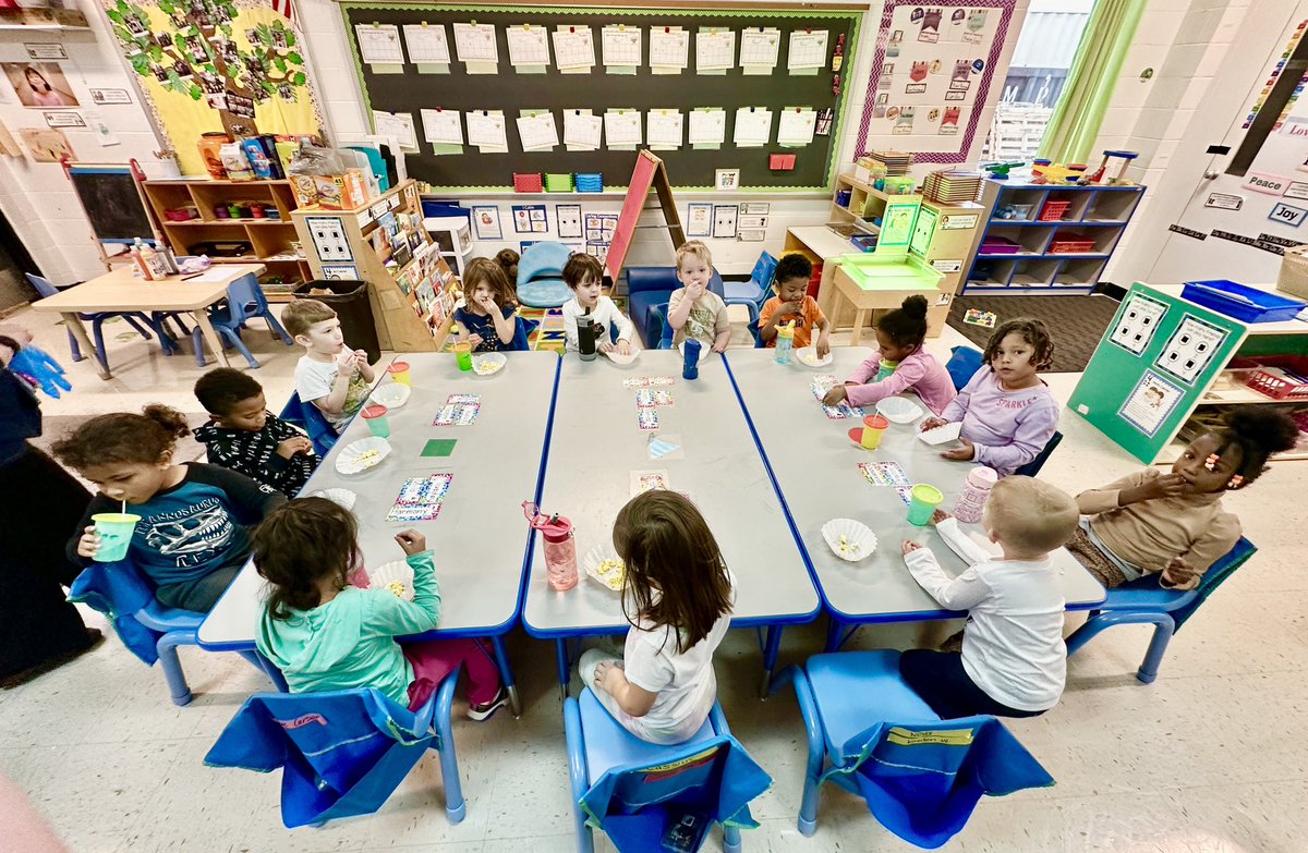 The #TinyTrojans in Mackenzie Hinton’s class <a href="/NorthParkKids/">North Park Elementary School</a> had their thanksgiving meal in their classroom.🥗🍗 Mrs. Hinton decided to have popcorn to go with their 5 scenes activity so they could eat together! 🦃🍽️🍿#HCSDifferenceMakers #HCSPreschool #FamilyMeal #Thanksgiving