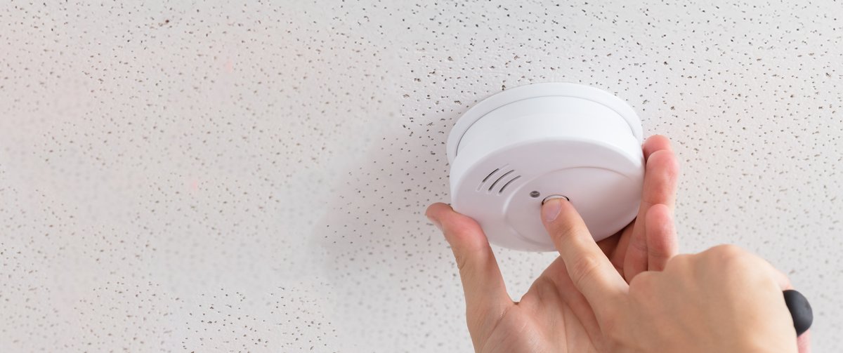 Paloturvallisuusviikolla muistutamme <a href="/RAKLIry/">Rakli ry</a>:n kanssa, että rakennusten omistajilla on vuosi aikaa hoitaa palovaroitinasiat kuntoon. Mikä on tilanne teidän taloyhtiössänne? #asuminen #taloyhtiö #paloturvallisuus #palovaroitin #paloturvallisuusviikko kiinteistoliitto.fi/uutiset/nayta/…