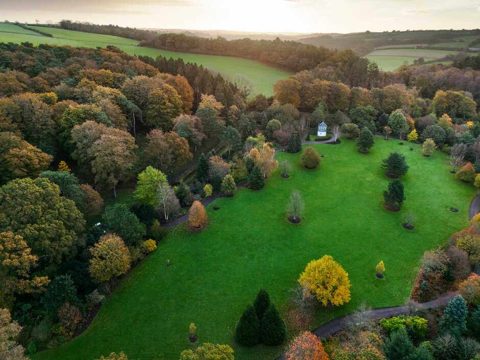 🌳Our Bicentenary Arboretum allows you to explore a rich collection of trees by region: Europe on the east, southwest Asia near the Gazebo, Chinese &amp; Japanese on the south and North American species along the western perimeter. See it in new light illuminated during #RHSGlow!