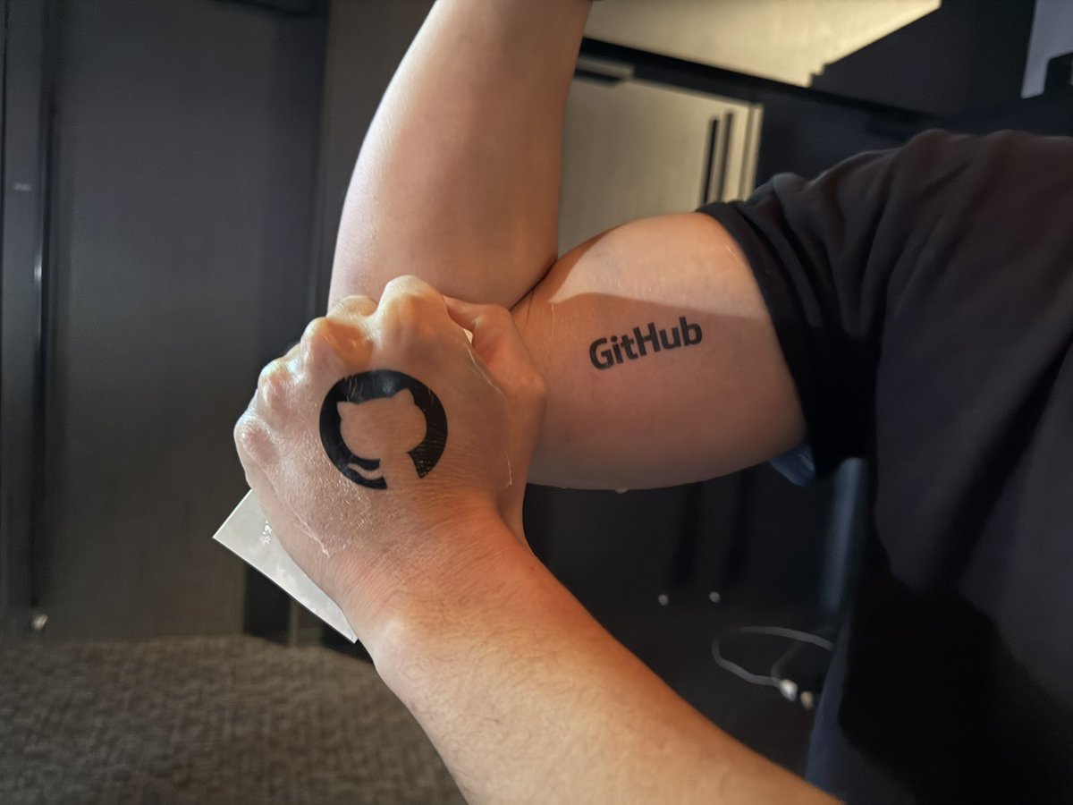GitHubJapan's tweet image. 本日のイベント会場ではタトゥーシールもご用意しています。

力強い感じで頼もしいGitHubに仕上がりました💪

 #GitHubUniverseRecap