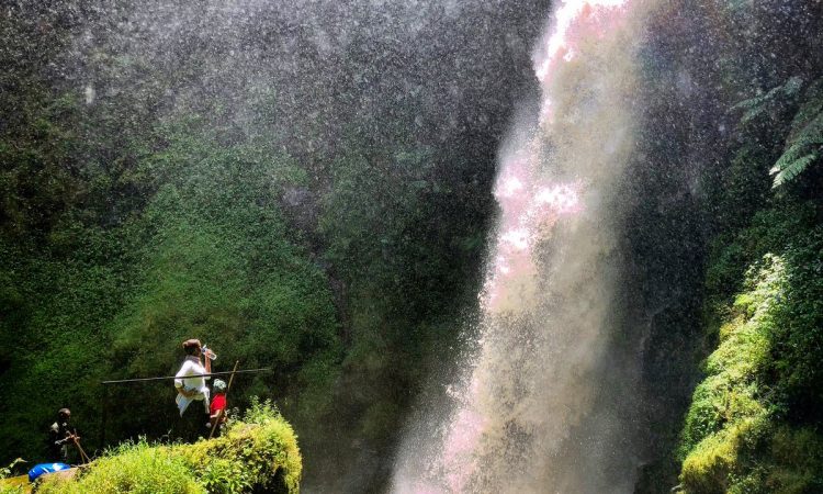 Encounterafric's tweet image. Let the soothing cascade of Nyungwe’s waterfalls refresh your soul. 🌈🏞️ #WaterfallVibes #RwandaNature #RainforestEscape #VisitRwanda