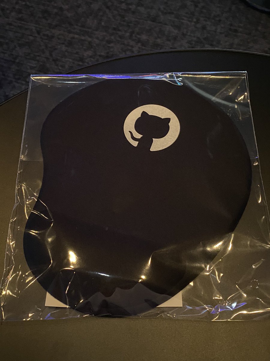 kdk_wakaba's tweet image. スタンプラリーでマウスパッドをもらったぞ。
#GitHubUniverseRecap