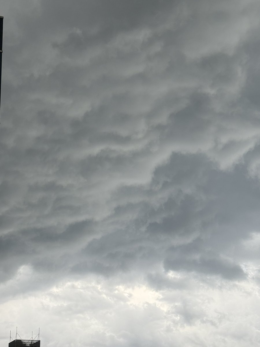 A fun ride into Melbourne this afternoon for this Air NZ plane. #melbourneweather #thunderstorms