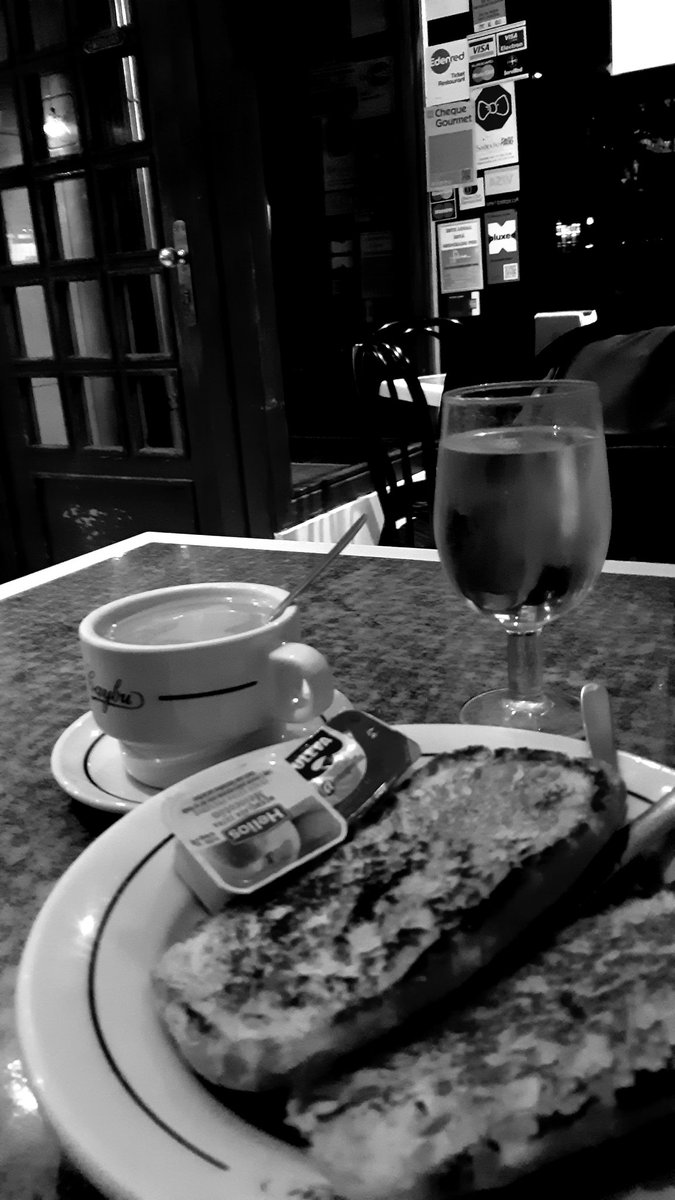JuanPm92588109's tweet image. #miercoles #cafe y #tostada . Va llegando el frío...la puerta cerrada...me preparo mi abrigo ...hibernare hasta la primavera empezada. Buenos días Loc@s