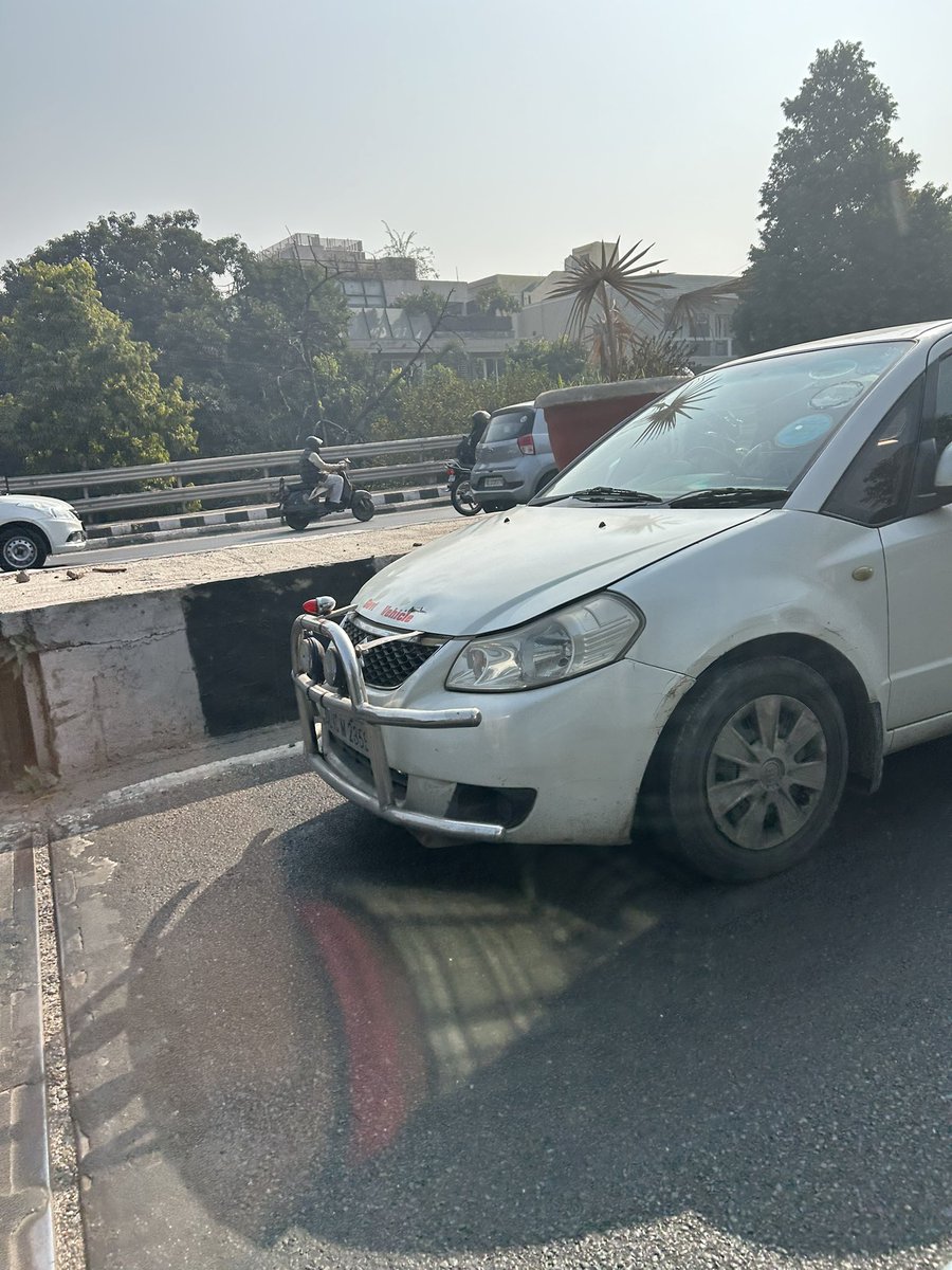 ROHITKANSAL's tweet photo. @dtptraffic सरकारी गाड़ी पर Govt. Vehicle की spelling ग़लत लिखीं हुई है।
Court के order के against जा कर गाड़ी के frontside पर ironguards लगाय हुए है। अगर आम आदमी करें तो आप immediately challan कर देते हो। क्या क़ानून सभी के लिए समान नहीं है ?
@LtGovDelhi @AmitShahOffice https://t.co/8IyzXjebVm