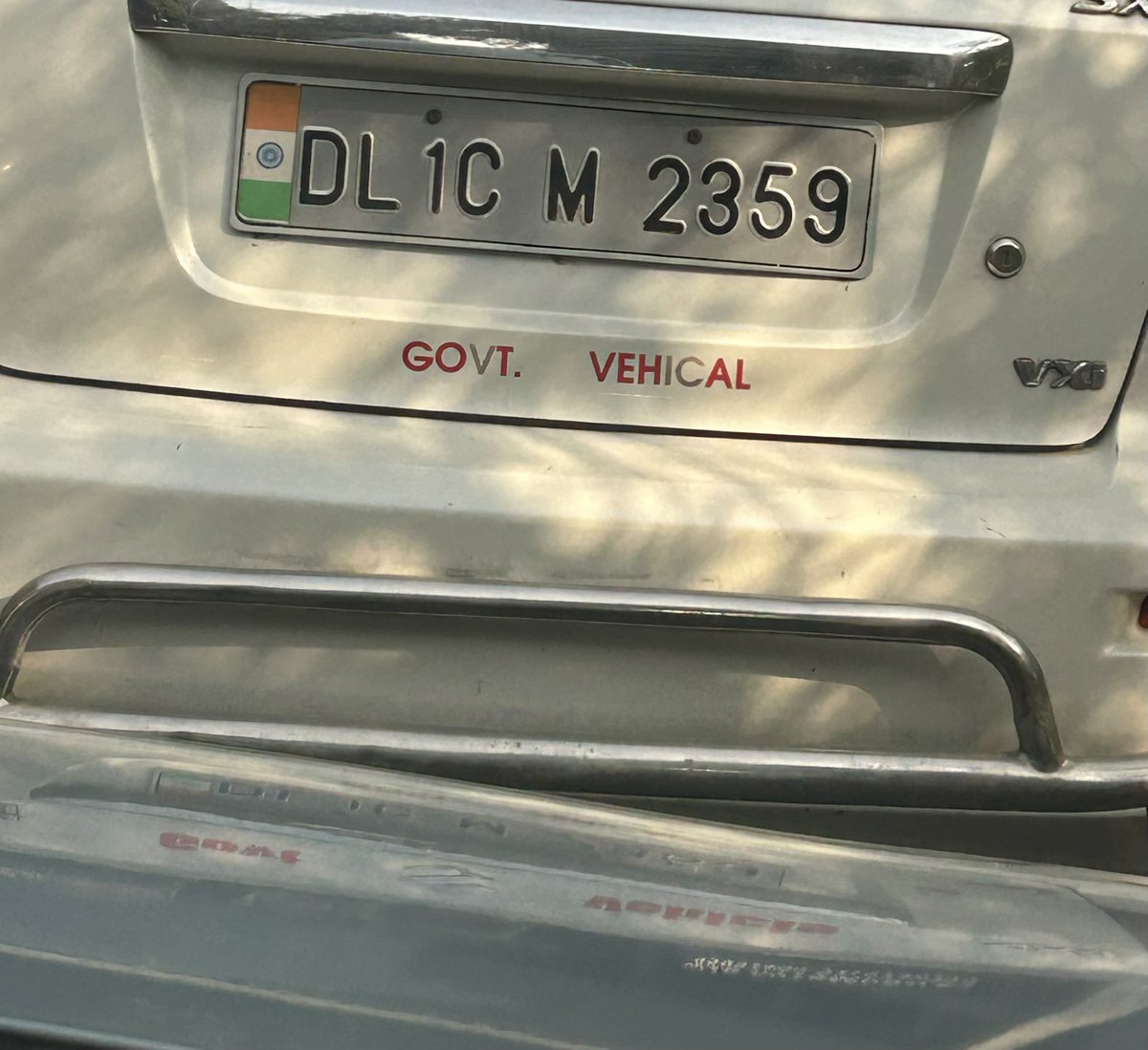 ROHITKANSAL's tweet photo. @dtptraffic सरकारी गाड़ी पर Govt. Vehicle की spelling ग़लत लिखीं हुई है।
Court के order के against जा कर गाड़ी के frontside पर ironguards लगाय हुए है। अगर आम आदमी करें तो आप immediately challan कर देते हो। क्या क़ानून सभी के लिए समान नहीं है ?
@LtGovDelhi @AmitShahOffice https://t.co/8IyzXjebVm