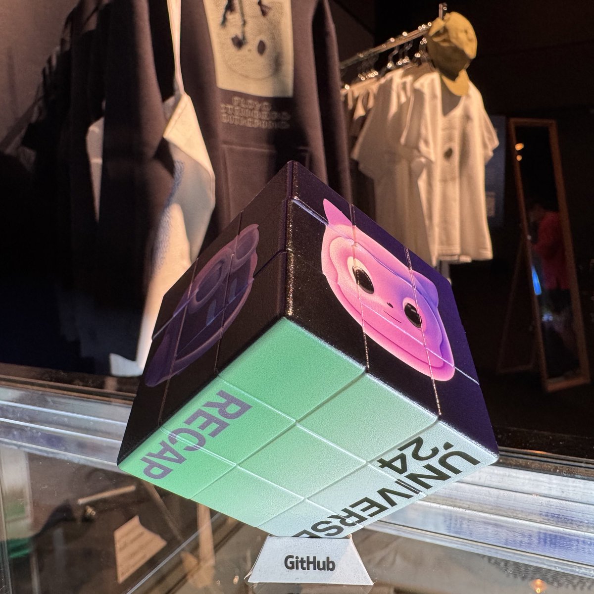 chomado's tweet image. ZOZOTOWN ブース、
・パーカー(フーディー)
・スタンダード(Dark Dimmed) T シャツ
・カジュアルTシャツ コンプリートセット
のいずれかをご購入いただくと
この GitHub ルービックキューブが貰えるらしい✨(数量限定)
#GitHubUniverseRecap