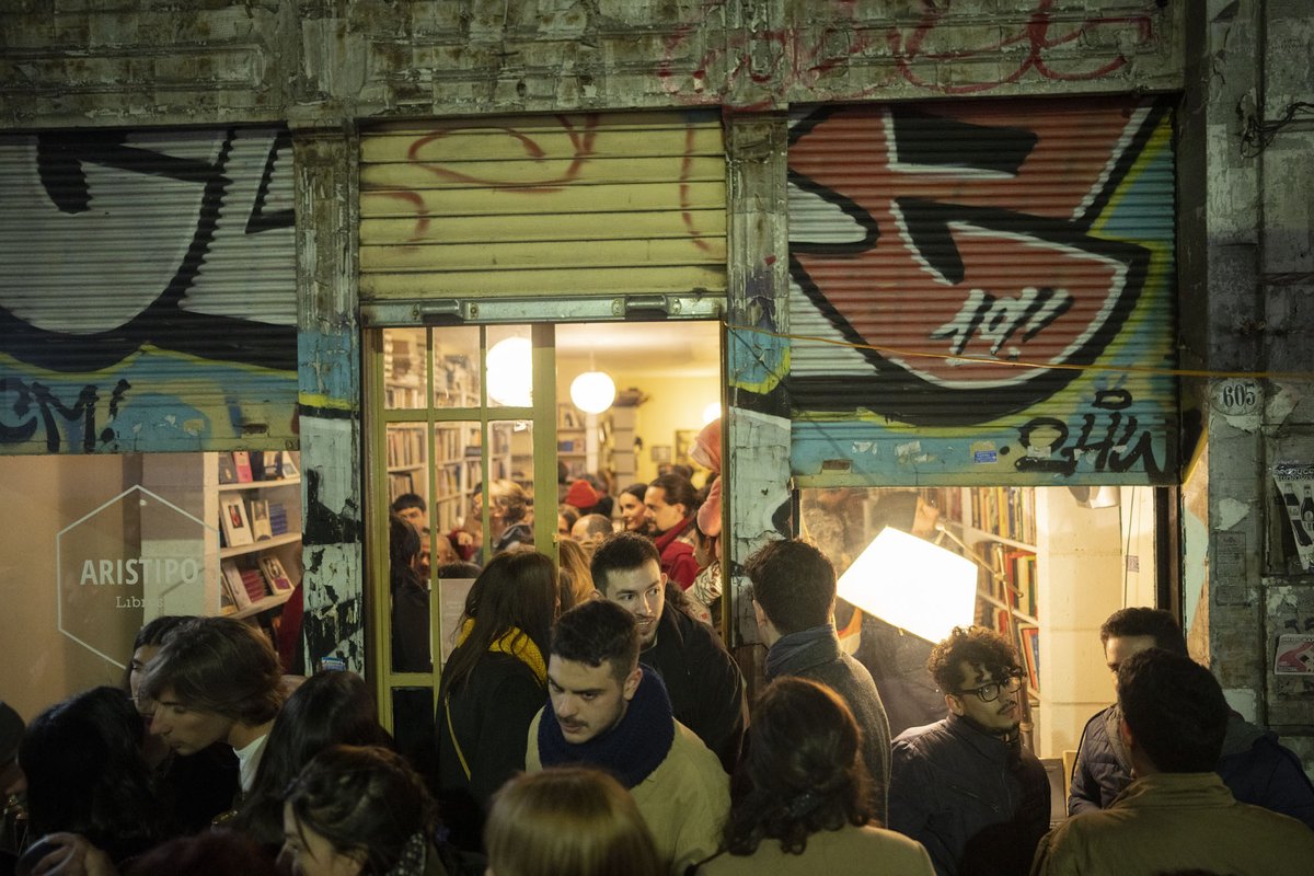 #27novembre #Libro 

Oggi <a href="/RenataABruschi/">Renata A. Bruschi</a> intervista #PatricioRago di <a href="/aristipolibros/">Aristipo Libros</a> una libreria originale de barrio 

diretta IG alle 19 ora 🇮🇹 @sur225R

Cosa sono le #Francachela? e la #FLU?
Quanto si legge in #italiano a Bs As?

ecco alcune novità dal mondo librario portegno