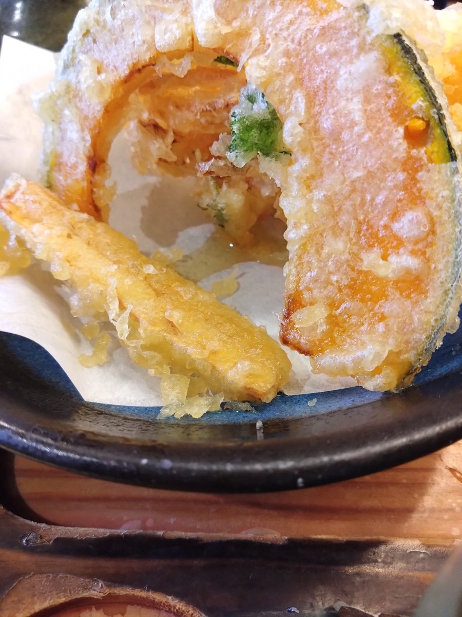 味奈登庵デビュー
そば並盛りでもお腹がパンパン🫄
天ぷらの油が気になったけど、胃もたれしなかった。
また行こう！