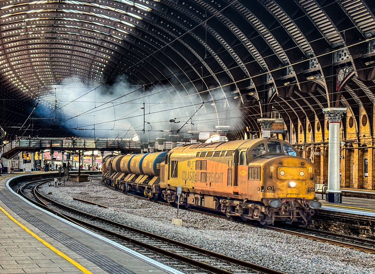 miles_chains's tweet image. Bless the driver, probably a little miffed at being held in Holgate sidings. Hence a rather rousing pass through York station yesterday! Turned heads and made many smile. 😊 
(37175 Leading, 37116 at the rear)
#Class37 #Tractor #RHTT #York