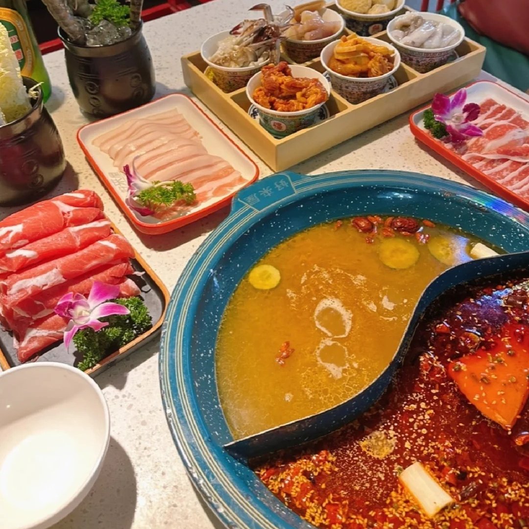 dsfdgdfdff's tweet image. Chatting with my best friends while eating, happiness lies in the hot soup