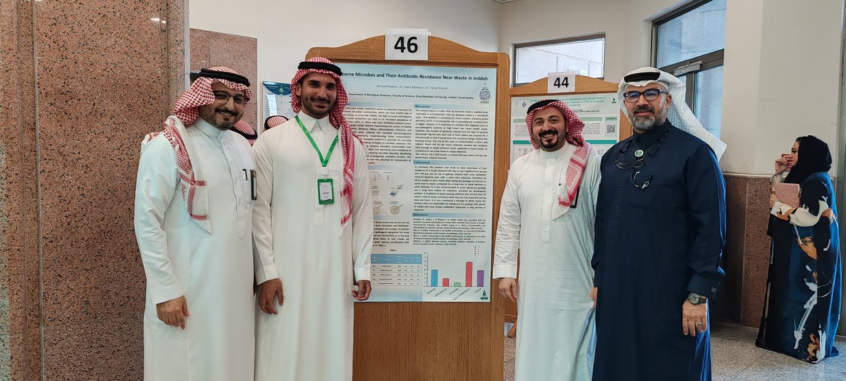 Hejingene's tweet photo. سعادة عميد كلية العلوم بجامعة الملك عبدالعزيز الدكتور سلمان هوساوي و سعادة الدكتور مازن زمزمي وكيل كلية العلوم للدراسات العليا سابقا وسعادة الدكتور أحمد عبيد رئيس قسم الفيزياء https://t.co/XCqABOIE9m