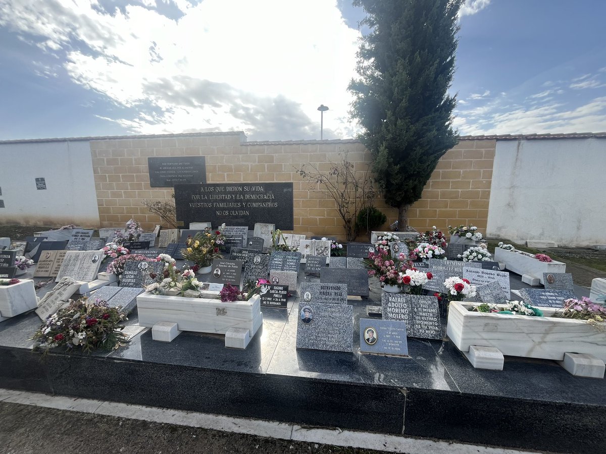 Arukosu's tweet photo. @oscar_puente_ Recientemente di un paseo por el cementerio de mi ciudad, y de casualidad descubrí que en la zona más profunda del recinto había una fosa común de represaliados del franquismo. La mayoría muertos entre el 40 y el 45… años de “reconciliación”… 
No olvidemos nuestra historia. https://t.co/mMEfH3mGjQ