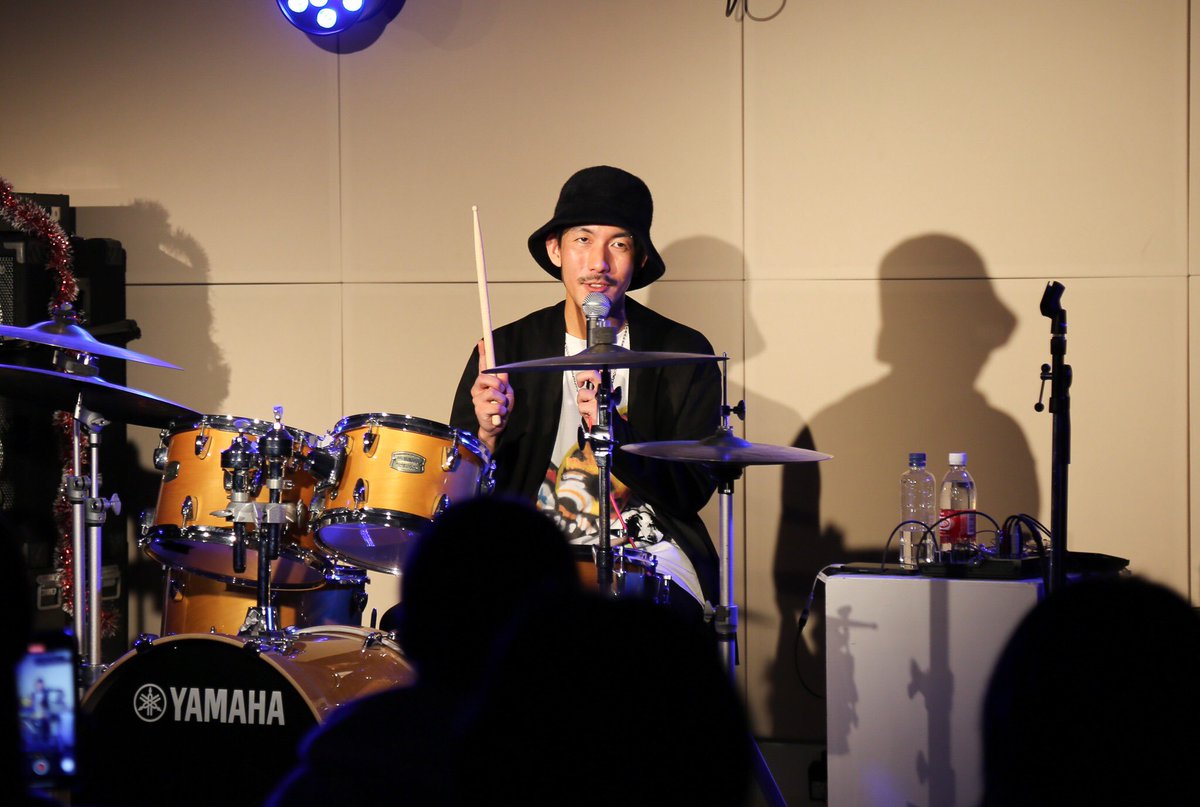 TVA_News's tweet photo. ロックドラム検定×エサソンドラムスクールpresents　神田リョウドラムセミナー

Mrs. GREEN APPLEをはじめ様々な一流アーティストをサポートするドラマー神田リョウ @tatakiyagroove 氏によるドラムセミナーを当校で開催しました。有名楽曲のデモンストレーション、神田式おすすめデイリートレーニングなど大公開して頂きました。教室のドラムセットをチューニングしてもらったのでスタジオでは神田リョウ氏の音が鳴り響いてます！

@nariaiellyllon 
@rockdrum_jp
#ロックドラム検定
#ドラマー
#ドラム
#セミナー
#音楽
#一日一グルーヴ