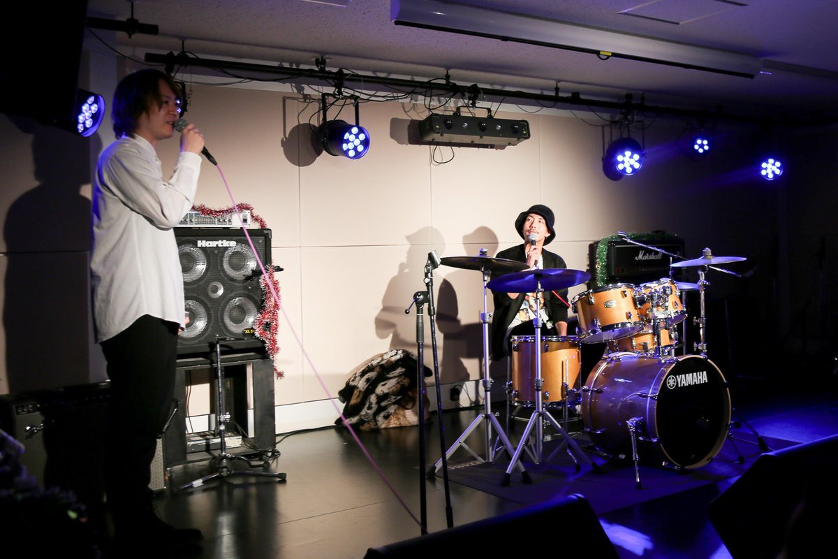 TVA_News's tweet photo. ロックドラム検定×エサソンドラムスクールpresents　神田リョウドラムセミナー

Mrs. GREEN APPLEをはじめ様々な一流アーティストをサポートするドラマー神田リョウ @tatakiyagroove 氏によるドラムセミナーを当校で開催しました。有名楽曲のデモンストレーション、神田式おすすめデイリートレーニングなど大公開して頂きました。教室のドラムセットをチューニングしてもらったのでスタジオでは神田リョウ氏の音が鳴り響いてます！

@nariaiellyllon 
@rockdrum_jp
#ロックドラム検定
#ドラマー
#ドラム
#セミナー
#音楽
#一日一グルーヴ
