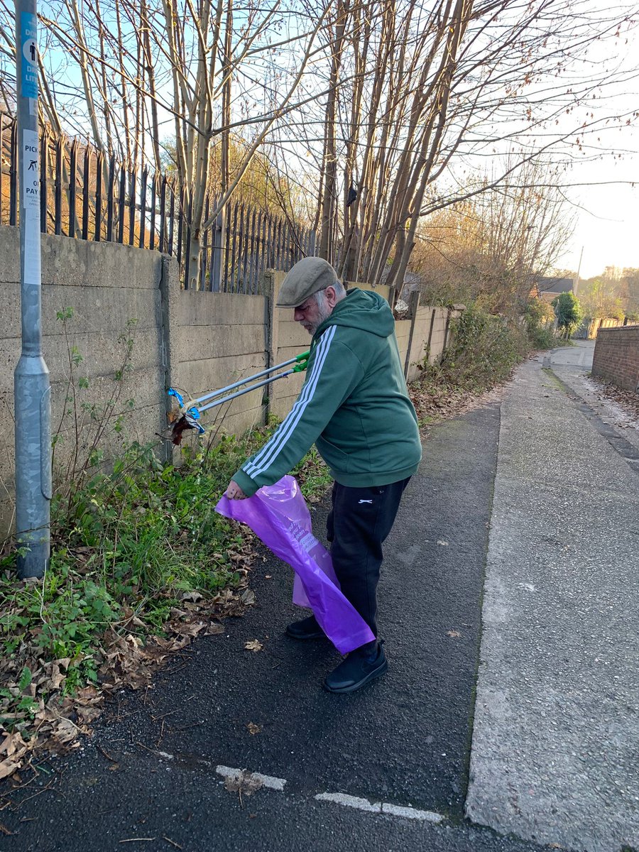 Monday morning, we met a new volunteer at Sunderland Terrace! We cut back overhanging brambles while our volunteer carried out a litter pick around the surrounding area. 🗑️

To help them continue independently, we provided a picking stick and some sacks. 

Thank you! 💚