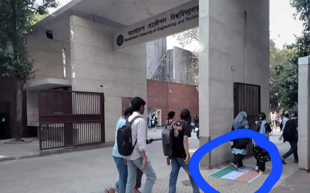 Hindu Voice (@hinduvoice_in) on Twitter photo #Bangladesh
Indian flag painted at the gate of Bangladesh University of Engineering and Technology.
This is a direct insult to India.
<a href="/MEAIndia/">Randhir Jaiswal</a> Sir, take a look. #Bangladesh
Indian flag painted at the gate of Bangladesh University of Engineering and Technology.
This is a direct insult to India.
<a href="/MEAIndia/">Randhir Jaiswal</a> Sir, take a look.