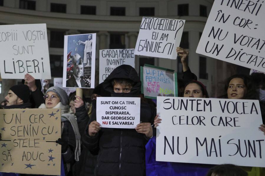 wartranslated's tweet image. Protests were held in Romania against pro-Russian presidential candidate Kelin Georgescu.

The protesters chanted "Put Georgescu on trial" and "Don't vote for a dictator." On posters, the protesters wrote "We do not repeat history. We want democracy" and "We are for NATO".…