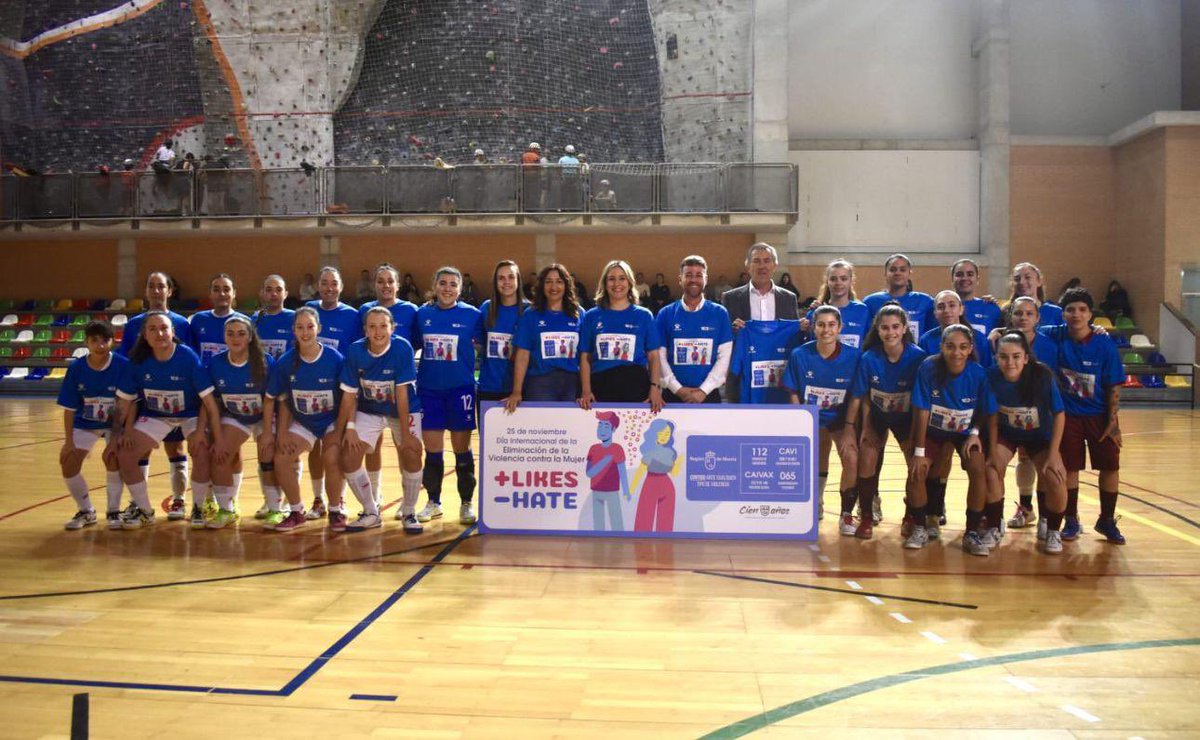 PolitSocialMur's tweet photo. Las jugadoras de @ffrm_se Sub-19 de fútbol sala se suman a la campaña contra la #ViolenciaDeGénero de @regiondemurcia ‘+Likes -Hate’, con el fin de concienciar a los jóvenes sobre la violencia digital y promover relaciones igualitarias.

🔗 https://t.co/T2j0raA6fn https://t.co/iciIkWIzaR