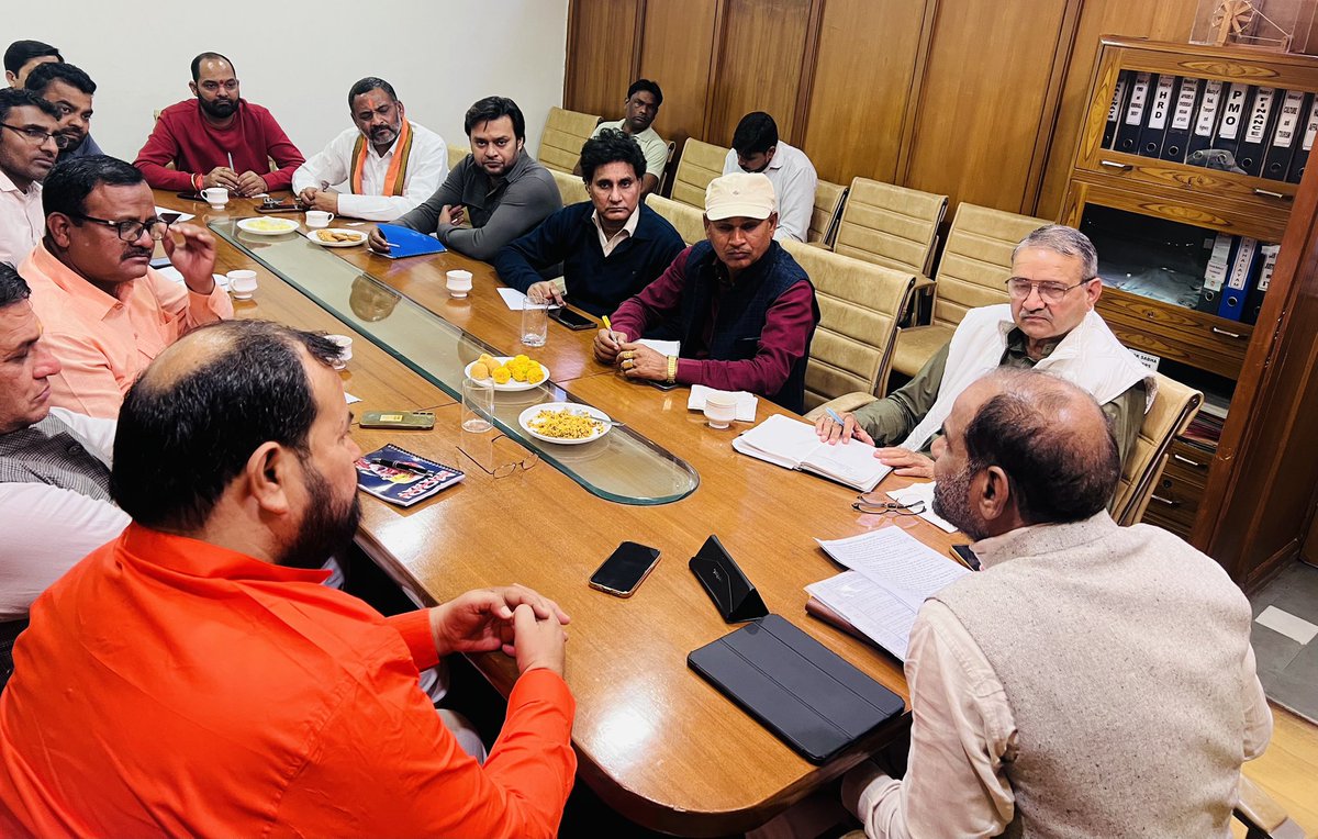 rameshbidhuri's tweet photo. दक्षिण दिल्ली लोकसभा क्षेत्र के अंतर्गत दक्षिणी व महरौली ज़िला के प्रमुख वरिष्ठ कार्यकर्ताओं के साथ केजरीवाल सहित उनके नेताओं के झूठे वादे जो जनहित के काम या तो केन्द्र के सहयोग के बगैर ना हो सकने वाले और ज्यादातर को करने की इच्छा शक्ति नही रही।ऐसे कार्यों पर आरोप पत्र तैयार करने के लिए विचार विमर्श करते हुए।

@blsanthosh 
#आ_रही_है_भा��पा