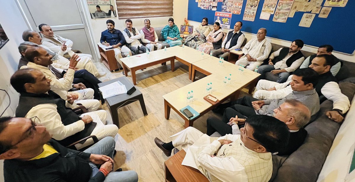 rameshbidhuri's tweet photo. दक्षिण दिल्ली लोकसभा क्षेत्र के अंतर्गत दक्षिणी व महरौली ज़िला के प्रमुख वरिष्ठ कार्यकर्ताओं के साथ केजरीवाल सहित उनके नेताओं के झूठे वादे जो जनहित के काम या तो केन्द्र के सहयोग के बगैर ना हो सकने वाले और ज्यादातर को करने की इच्छा शक्ति नही रही।ऐसे कार्यों पर आरोप पत्र तैयार करने के लिए विचार विमर्श करते हुए।

@blsanthosh 
#आ_रही_है_भा��पा
